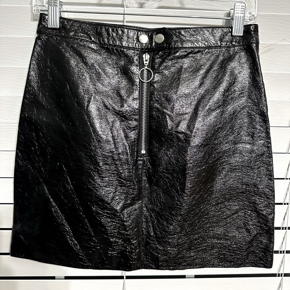 🛍️ Divided faux leather mini skirt great condition.